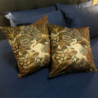 Pruunid dekoratiivpadjad voodi peal